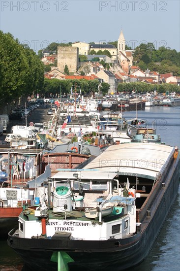 France, region ile de france, yvelines, conflans sainte honorine, seine, oise, peniche, cite des mariniers, quais, eglise, transport fluvial,