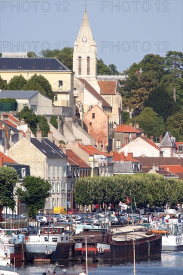 France, region ile de france, yvelines, conflans sainte honorine, seine, oise, peniche, cite des mariniers, quais, eglise, transport fluvial,