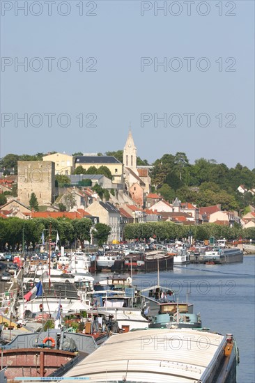 France, region ile de france, yvelines, conflans sainte honorine, seine, oise, peniche, cite des mariniers, quais, eglise, transport fluvial,