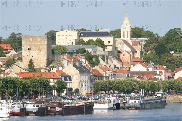 France, region ile de france, yvelines, conflans sainte honorine, seine, oise, peniche, cite des mariniers, quais, eglise, transport fluvial,