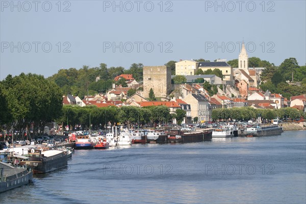 France, region ile de france, yvelines, conflans sainte honorine, seine, oise, peniche, cite des mariniers, quais, eglise, transport fluvial,