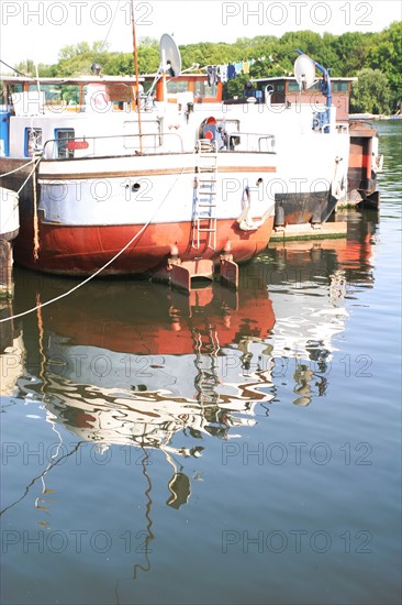 France, region ile de france, yvelines, conflans sainte honorine, seine, oise, peniche, cite des mariniers, transport fluvial, reflets dans l'eau,