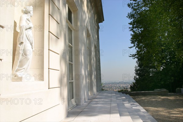 France, region ile de france, yvelines, louveciennes, pavillon de musique de madame du barry, architecte claude nicolas ledoux, classisisme, niche, statue, sculpture, femme, panorama, la defense,