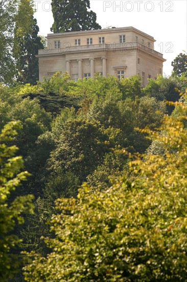 France, region ile de france, yvelines, louveciennes, pavillon de musique de madame du barry, architecte claude nicolas ledoux, classisisme, coteau, vegetation,