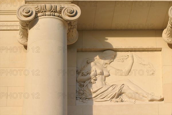 France, region ile de france, yvelines, louveciennes, pavillon de musique de madame du barry, architecte claude nicolas ledoux, classisisme, sculpture, femme, nymphe, bas relief, colonnes, chapiteaux,