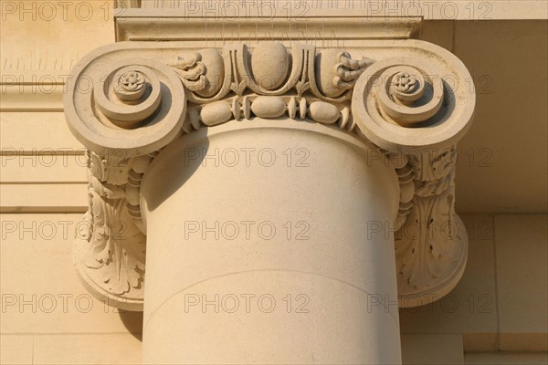 France, region ile de france, yvelines, louveciennes, pavillon de musique de madame du barry, architecte claude nicolas ledoux, classisisme, portique, colonnes, chapiteaux,