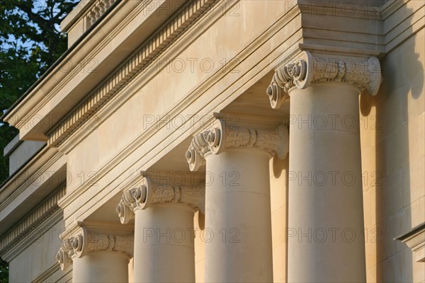 France, region ile de france, yvelines, louveciennes, pavillon de musique de madame du barry, architecte claude nicolas ledoux, classisisme, portique, colonnes, chapiteaux,