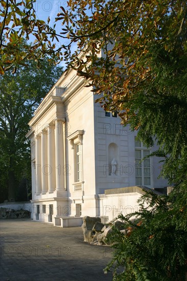 France, region ile de france, yvelines, louveciennes, pavillon de musique de madame du barry, architecte claude nicolas ledoux, classisisme, portique, colonnes, chapiteaux,