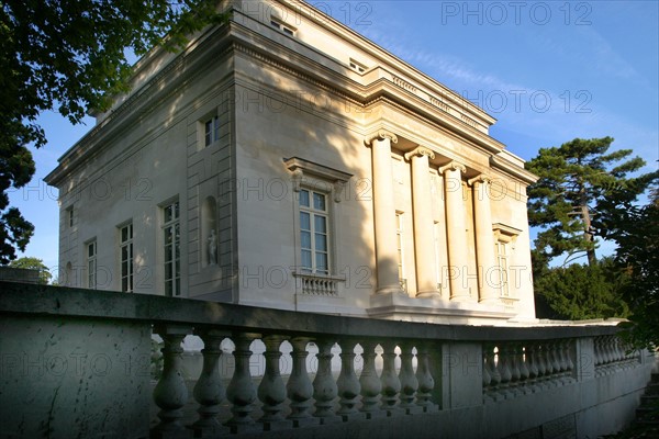 France, region ile de france, yvelines, louveciennes, pavillon de musique de madame du barry, architecte claude nicolas ledoux, classisisme, portique, colonnes, chapiteaux, balustrade,