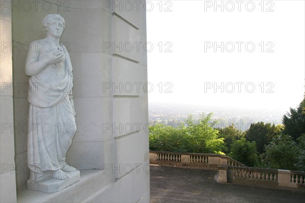 France, region ile de france, yvelines, louveciennes, pavillon de musique de madame du barry, architecte claude nicolas ledoux, classisisme, panorama sur la defense, statue, sculpture,