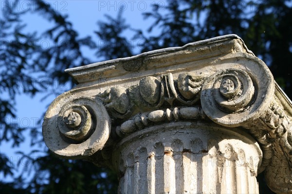 France, region ile de france, yvelines, louveciennes, pavillon de musique de madame du barry, architecte claude nicolas ledoux, classisisme, jardin, chapiteau, colonne