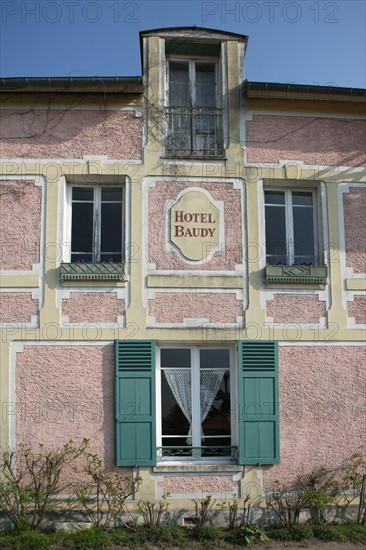 France, Haute Normandie, eure, vallee de la seine, giverny, ancien hotel baudy, restaurant, auberge, claude monet, impressionnistes, peinture, facade sur rue,