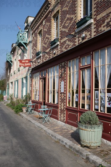 France, Haute Normandie, eure, vallee de la seine, giverny, ancien hotel baudy, restaurant, auberge, claude monet, impressionnistes, peinture, facade sur rue,