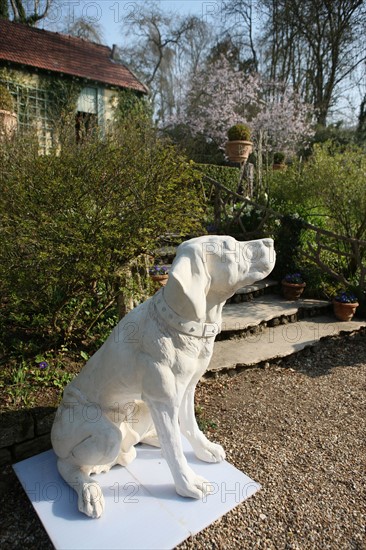 France, Haute Normandie, eure, vallee de la seine, giverny, ancien hotel baudy, restaurant, auberge, claude monet, jardin, fleurs, impressionnistes, peinture, jardin, arbres en fleurs, sculptures, chien,