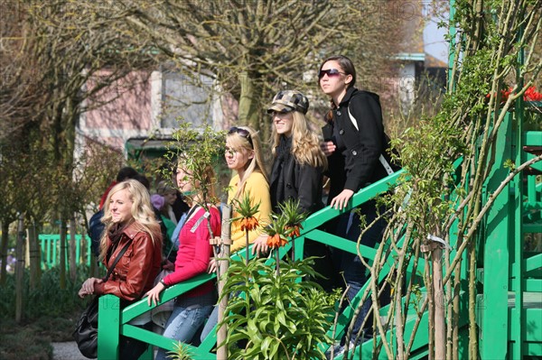 France, Haute Normandie, eure, vallee de la seine, giverny, maison de claude monet, jardin, fleurs, impressionnistes, peinture, touristes americain, groupe, ados, visiteurs, jeunes, photo de groupe,