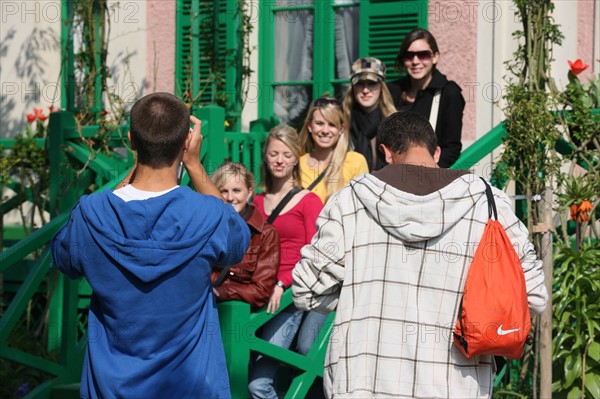 France, Haute Normandie, eure, vallee de la seine, giverny, maison de claude monet, jardin, fleurs, impressionnistes, peinture, touristes americain, groupe, ados, visiteurs, jeunes, photo de groupe,