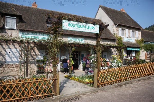 France, Haute Normandie, eure, vallee de la seine, giverny, boutiques face a la maison de claude monet, souvenirs, touristes, impressionnistes, peinture,