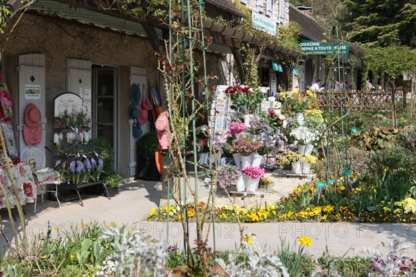 France, Haute Normandie, eure, vallee de la seine, giverny, boutiques face a la maison de claude monet, souvenirs, touristes, impressionnistes, peinture,