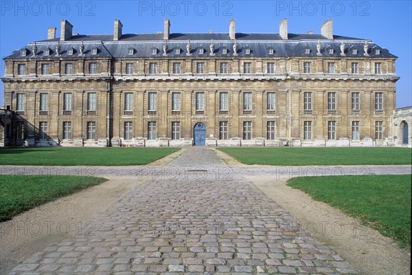 France, ile de france, val de marne, vincennes, chateau de vincennes, monument historique, pavillon de la reine, allee, paves, batiment, fenetres,