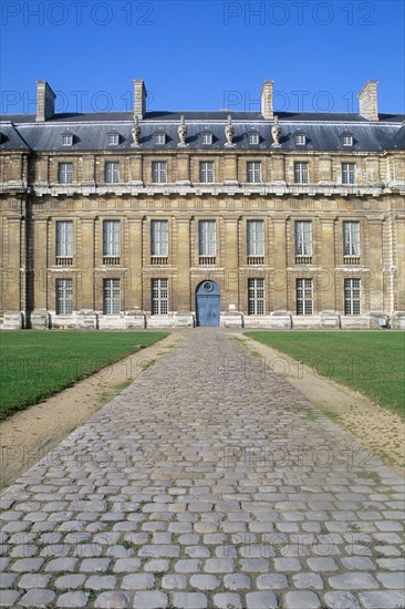 France, ile de france, val de marne, vincennes, chateau de vincennes, monument historique, pavillon de la reine, allee, paves,