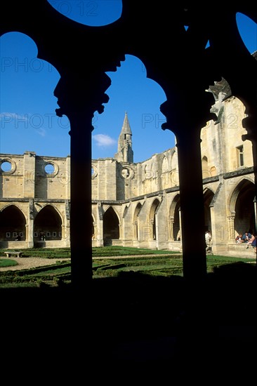 France, ile de france, val d'oise, asnieres sur oise, abbaye de royaumont, cloitre, monastere, edifice religieux, art gothique, cloitre, eglise, colonnes,