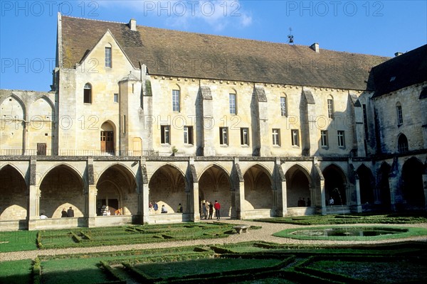 France, ile de france, val d'oise, asnieres sur oise, abbaye de royaumont, cloitre, monastere, edifice religieux, art gothique, cloitre, jardin,