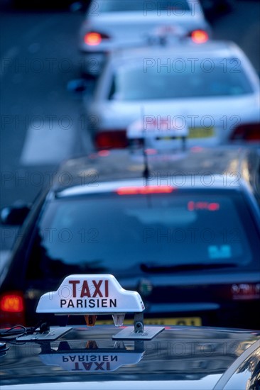 France, paris, transport, taxi parisien, nuit, station, panneau, voiture, reflet de la ville, file d'attente,