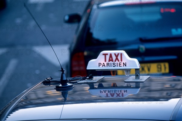 France, paris, transport, taxi parisien, nuit, station, panneau, voiture, reflet de la ville, file d'attente, antenne,