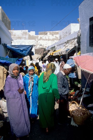 Maroc, essaouira, souk, commerce, minaret, tour, mosquee, islam, ruelle, passants, fortifications oeuvre de theodose cornut eleve de vauban,