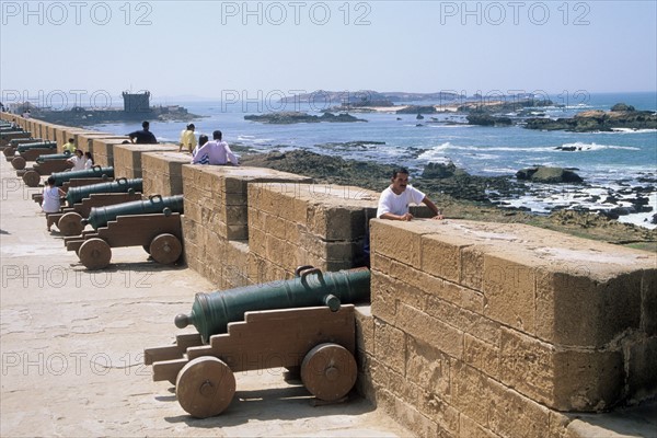 Maroc, essaouira, ocean atlantique, port de peche, barques, fortifications oeuvre de theodose cornut eleve de vauban, remparts, canons, mer, rochers,