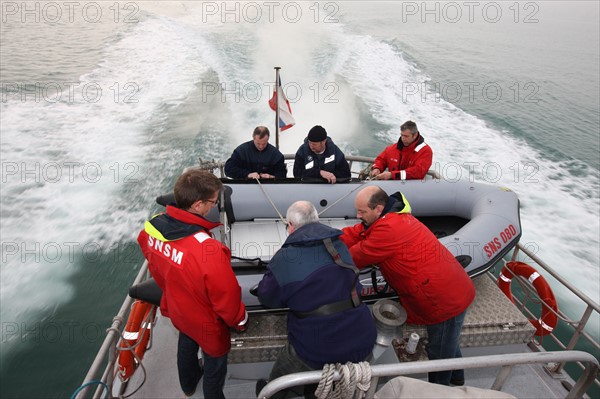 France, Haute Normandie, dieppe, station snsm, societe nationale de sauvetage en mer, canot notre dame de bonsecours, exercice en mer, manche, vagues, bateau, equipage, mise a l'eau du zodiac,