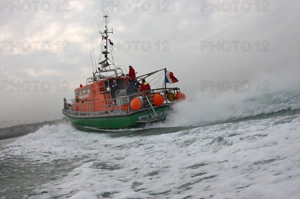 France, Haute Normandie, dieppe, station snsm, societe nationale de sauvetage en mer, canot notre dame de bonsecours, exercice en mer, manche, vagues, bateau,