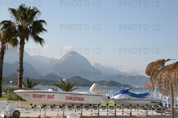 Turquie, sud d'antalya, kemer, riviera turque, station balneaire, debut de saison touristique, hotel, plage au pied des montagnes, preparation de la grande saison, piscine, transat, tourisme, vide de touristes, club, hotel club joy hydros beach, parasols,