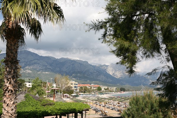 Turquie, sud d'antalya, kemer, riviera turque, station balneaire, debut de saison touristique, hotel, plage au pied des montagnes, preparation de la grande saison, piscine, transat, tourisme, vide de touristes, club, hotel, parasols, palmiers,