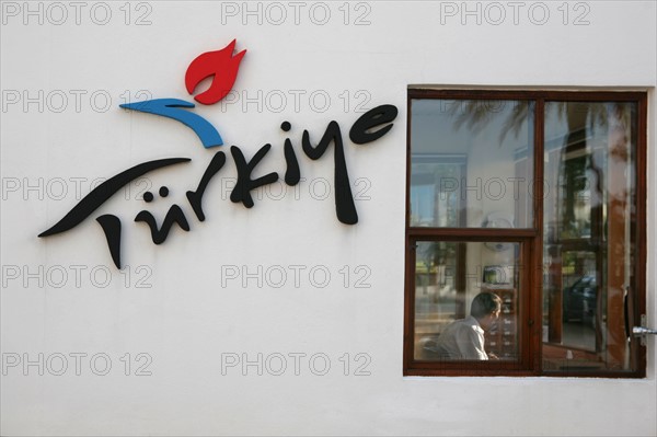 Turquie, sud d'antalya, kemer, riviera turque, station balneaire, debut de saison touristique, hotel, plage au pied des montagnes, preparation de la grande saison, piscine, transat, tourisme, vide de touristes, club, hotel, surveillance, securite, encadre