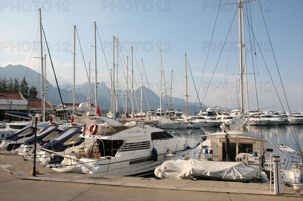 Turquie, sud d'antalya, kemer, riviera turque, station balneaire, debut de saison touristique, hotel, plage au pied des montagnes, preparation de la grande saison, port de plaisance, marina, yachts, vedettes,