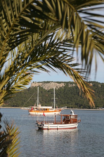 Turquie, sud d'antalya, kemer, riviera turque, station balneaire, debut de saison touristique, hotel, plage au pied des montagnes, preparation de la grande saison, palmier, promenade, tourisme, vide de touristes, pecheur a la ligne, goelettes, bateaux, an