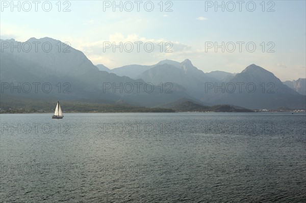 Turquie, sud d'antalya, kemer, riviera turque, station balneaire, debut de saison touristique, hotel, plage au pied des montagnes, preparation de la grande saison, voilier, bateau, anse,