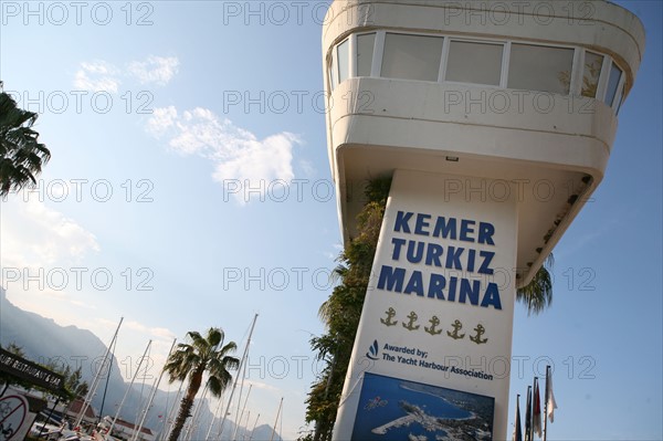 Turquie, sud d'antalya, kemer, riviera turque, station balneaire, debut de saison touristique, hotel, plage au pied des montagnes, preparation de la grande saison, port de plaisance, marina, yachts, vedettes,