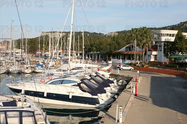 Turquie, sud d'antalya, kemer, riviera turque, station balneaire, debut de saison touristique, hotel, plage au pied des montagnes, preparation de la grande saison, port de plaisance, marina, yachts, vedettes,