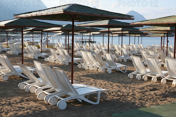 Turquie, sud d'antalya, kemer, riviera turque, station balneaire, debut de saison touristique, hotel, plage au pied des montagnes, preparation de la grande saison, piscine, transat, tourisme, vide de touristes, club, hotel, parasols,