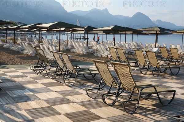 Turquie, sud d'antalya, kemer, riviera turque, station balneaire, debut de saison touristique, hotel, plage au pied des montagnes, preparation de la grande saison, piscine, transat, tourisme, vide de touristes, club, hotel, parasols,