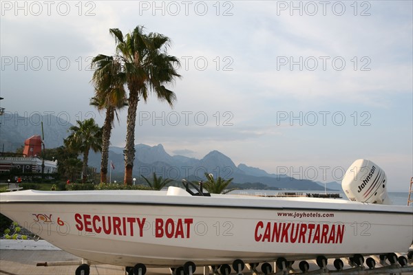 Turquie, sud d'antalya, kemer, riviera turque, station balneaire, debut de saison touristique, hotel, plage au pied des montagnes, preparation de la grande saison, piscine, transat, tourisme, vide de touristes, club, hotel hydros joy, nouvelles frontieres