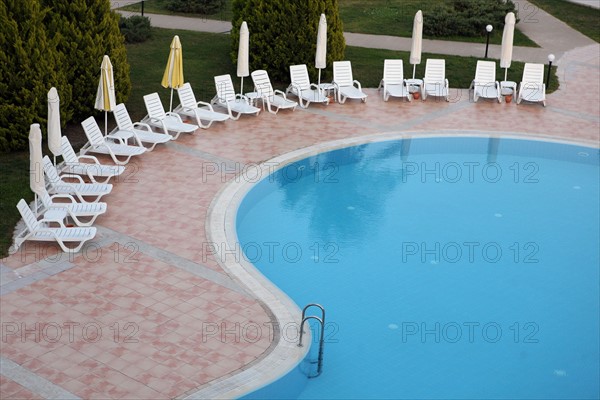 Turquie, sud d'antalya, kemer, riviera turque, station balneaire, debut de saison touristique, hotel, plage au pied des montagnes, preparation de la grande saison, piscine, transat, tourisme, vide de touristes, club, hotel hydros joy, nouvelles frontieres