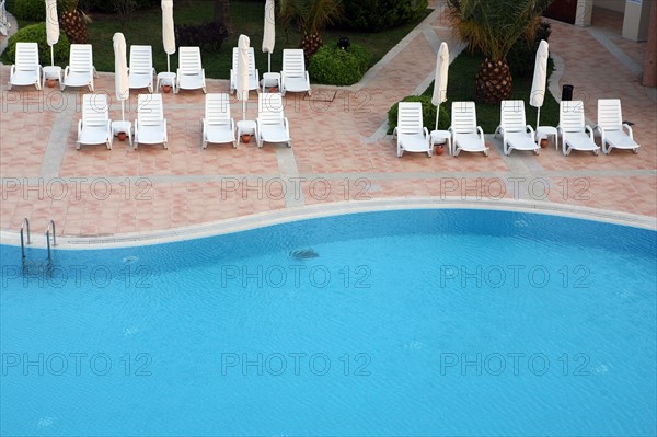 Turquie, sud d'antalya, kemer, riviera turque, station balneaire, debut de saison touristique, hotel, plage au pied des montagnes, preparation de la grande saison, piscine, transat, tourisme, vide de touristes, club, hotel hydros joy, nouvelles frontieres