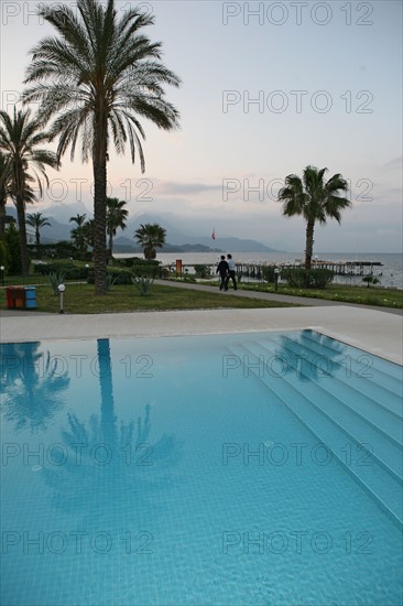 Turquie, sud d'antalya, kemer, riviera turque, station balneaire, debut de saison touristique, hotel, plage au pied des montagnes, preparation de la grande saison, piscine, transat, tourisme, vide de touristes, club, hotel hydros joy, nouvelles frontieres