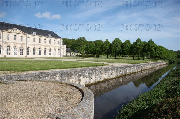 France, Haute Normandie, eure, le bec hellouin, abbaye, batiments conventuels, pierre, ruisseau, champ, plus beaux villages de france,