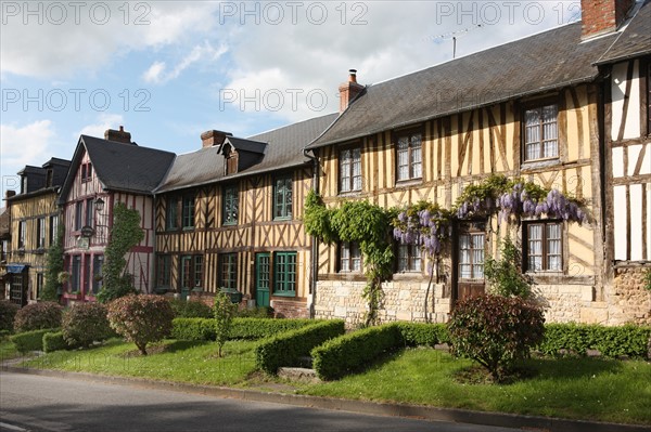 France, Haute Normandie, eure, le bec hellouin, pierre, plus beaux villages de france, habitat traditionnel, maison, colombages, pans de bois, rue,