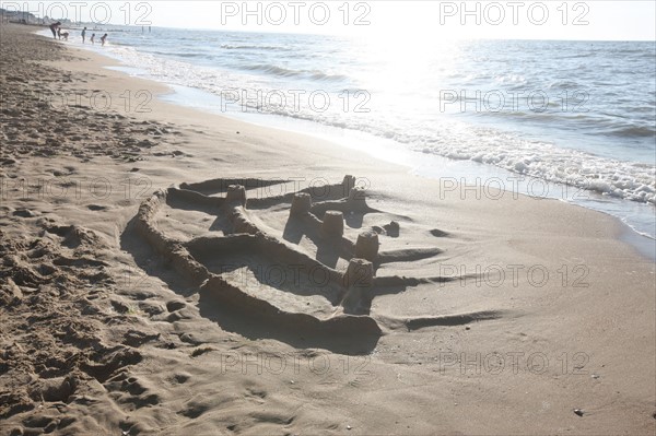 France, Basse Normandie, calvados, cote fleurie, cabourg, plage, plage, chateau de sable, jeu d'enfants, vagues, maree montante,