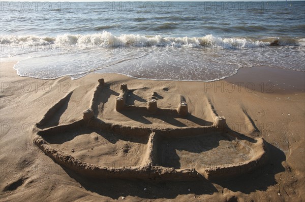 France, Basse Normandie, calvados, cote fleurie, cabourg, plage, plage, chateau de sable, jeu d'enfants, vagues, maree montante,